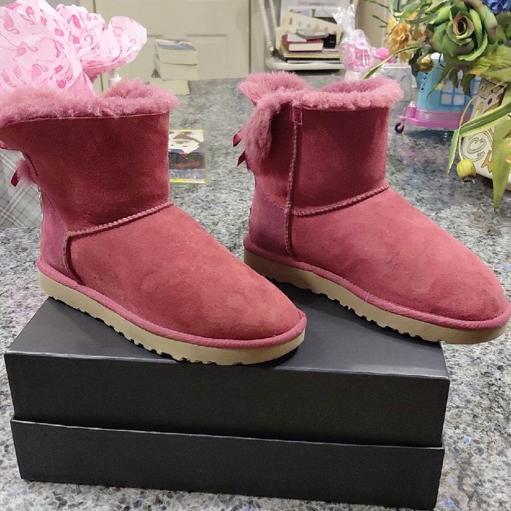 "UGG"Womans Sz.8 Low Bailey Bow Fuchsia Suede Boots .Has a few spots(pictured) - Picture 3 of 13